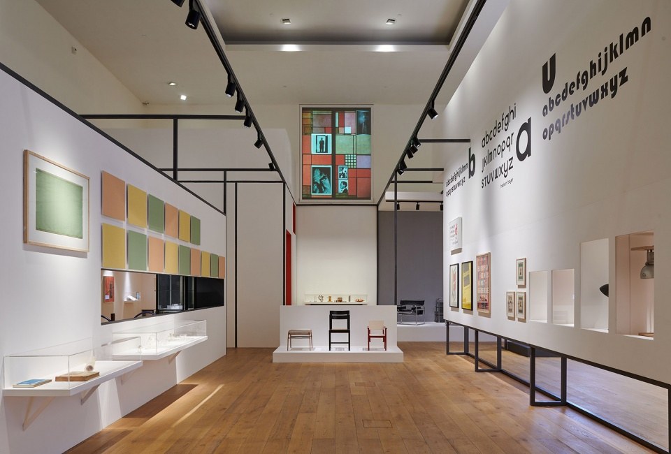 包豪斯百年特展展場 Bauhaus 100 — 框架與原有高窗並置