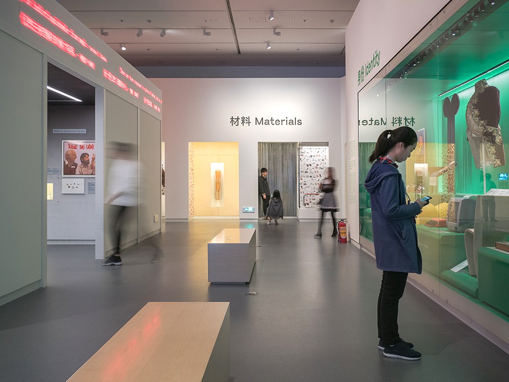 Values of Design/V&A Gallery — 主題展區之間的通行