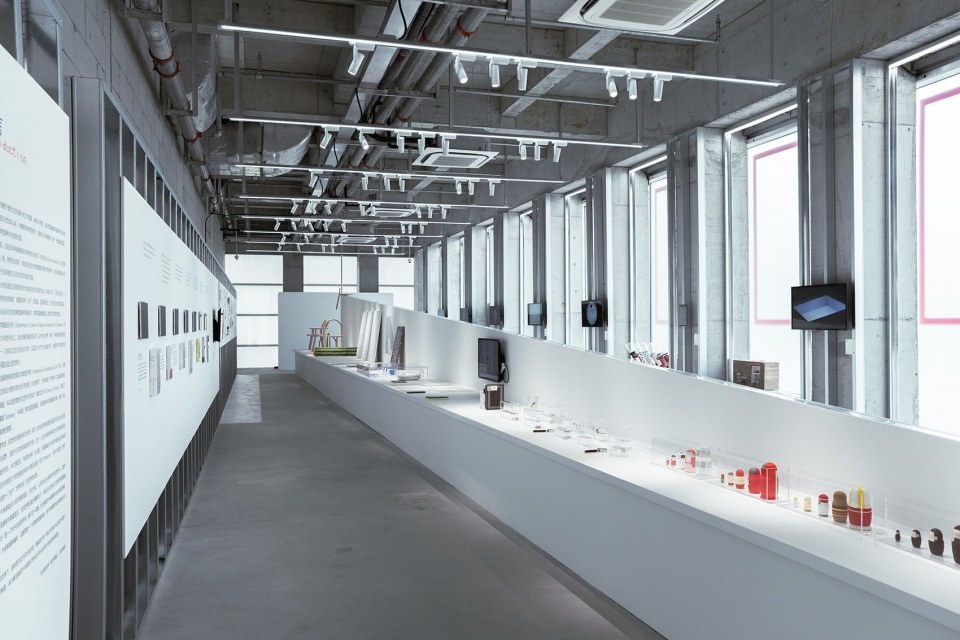 Morphopoiesis 形構展覽空間 — 展台與窗邊路徑