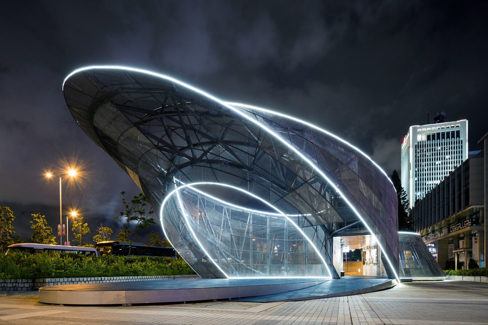 Playful Hong Kong Exhibition — 夜間入口與邊緣照明