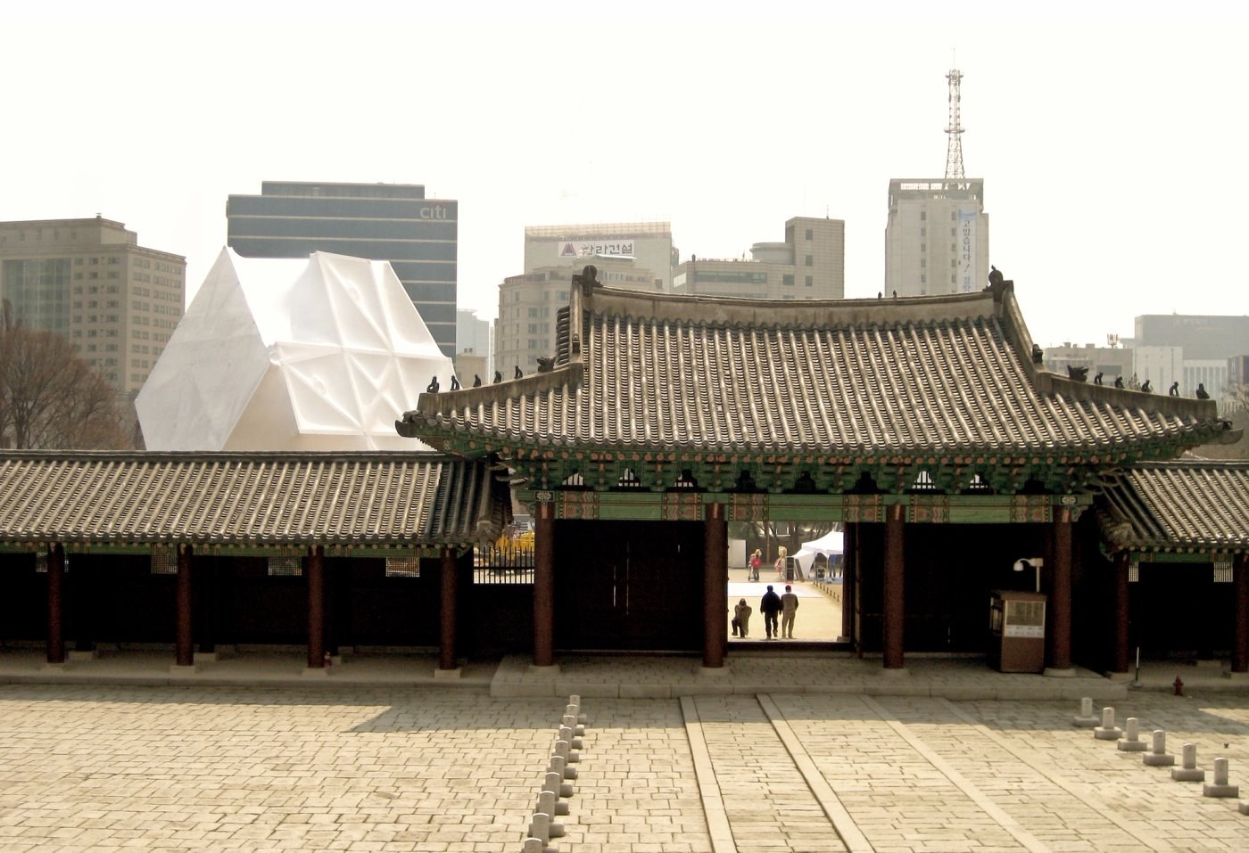 Prada Transformer — 已建亭體與舊建築場景
