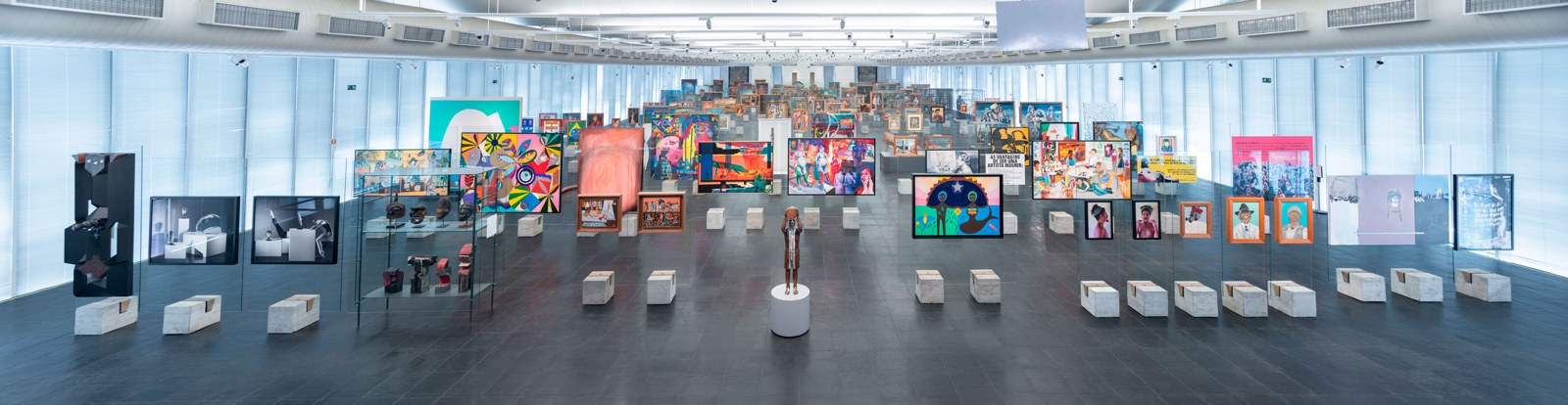 MASP Glass Easels/Picture Gallery in Transformation — 2020 收藏展示中的獨立玻璃展架