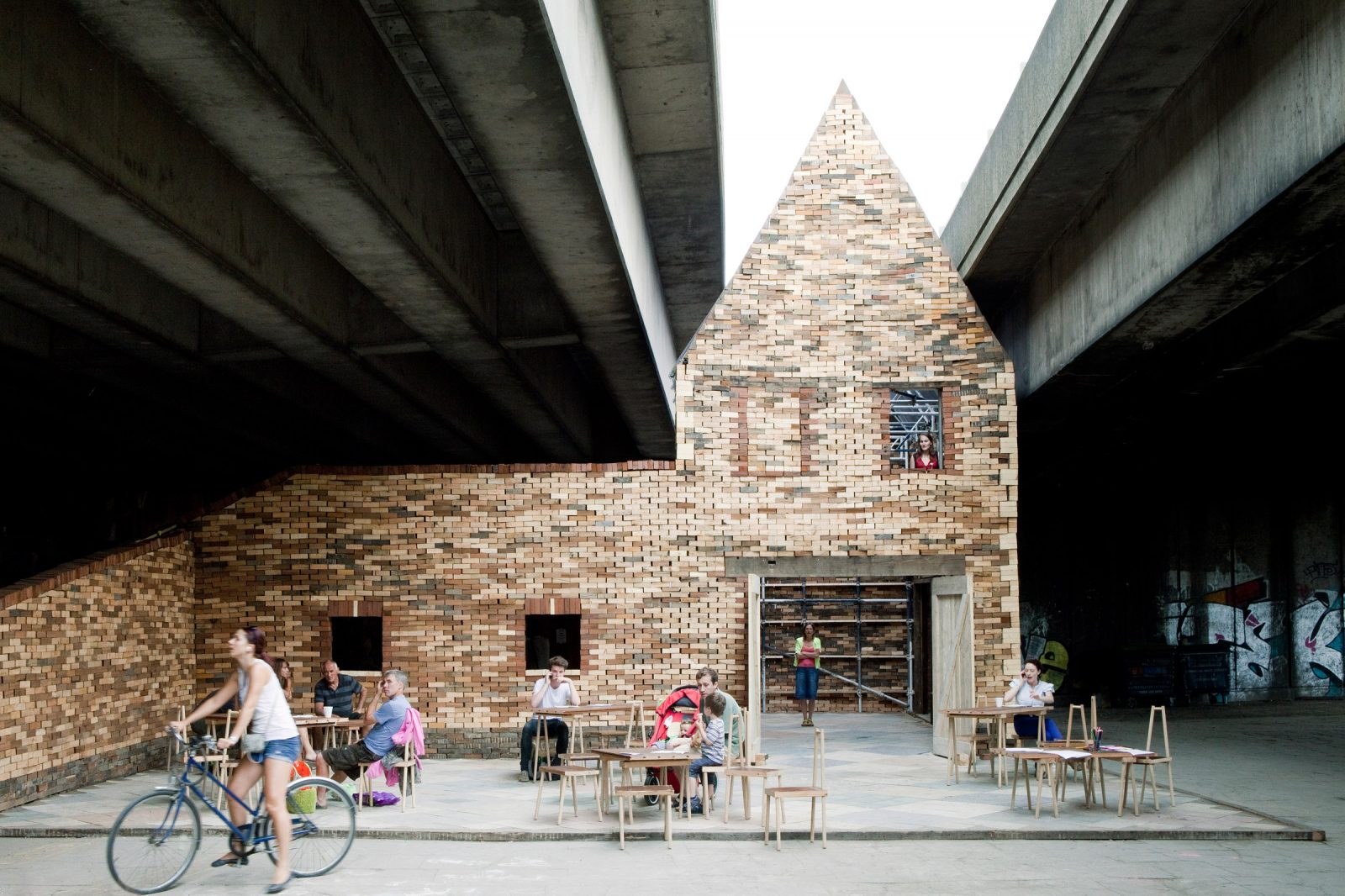 Folly for a Flyover — 橋下已建臨時亭體
