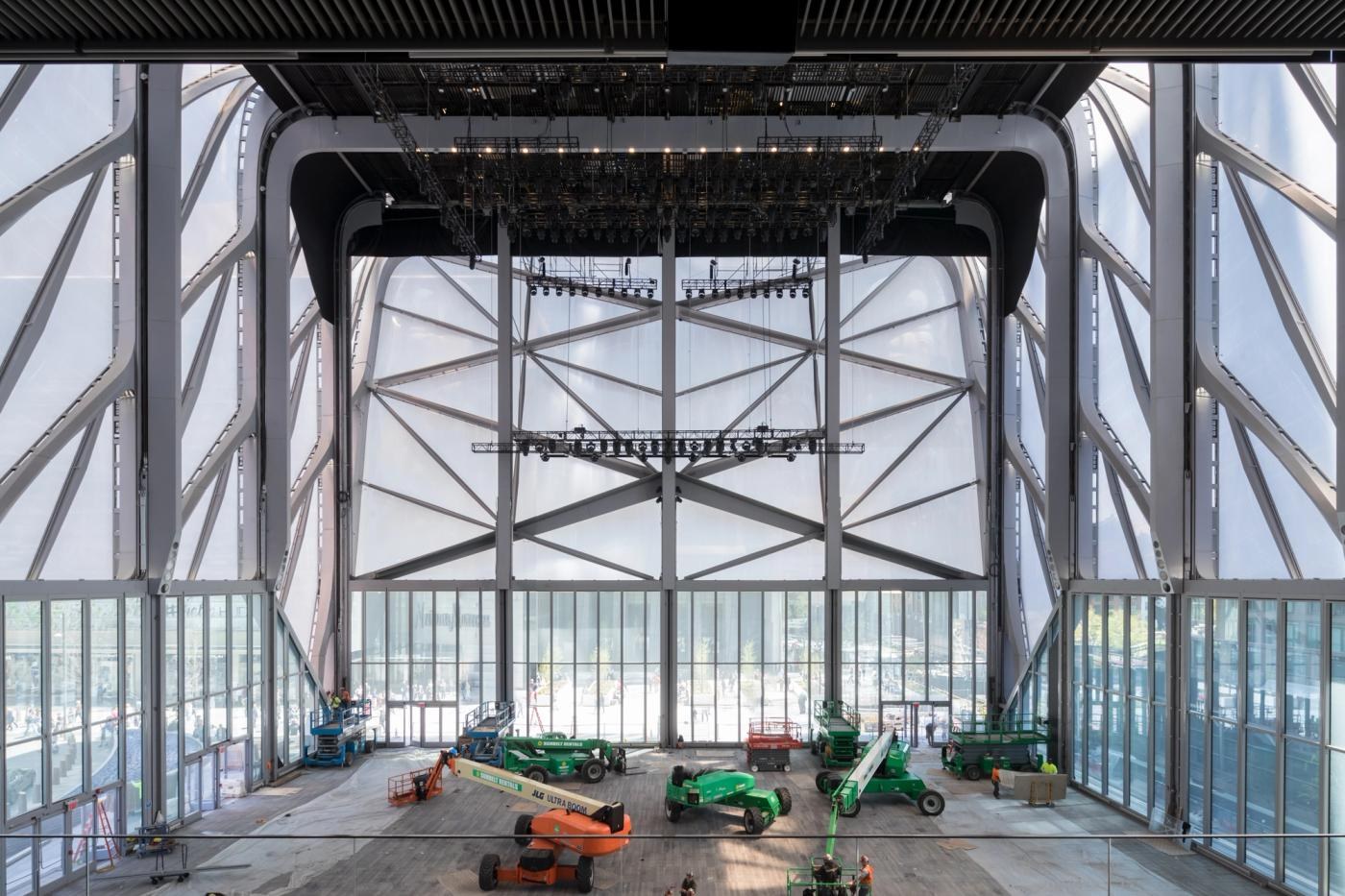 The Shed — McCourt 內部鋼構與吊掛空間
